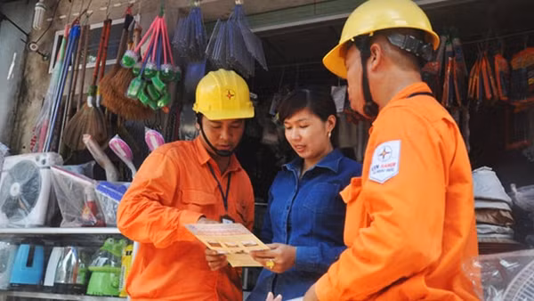 Công nhân ngành điện Thủ đô tuyên truyền, vận động người dân sử dụng điện an toàn, hiệu quả, phòng chống cháy nổ. Ảnh: TOÀN THẮNG