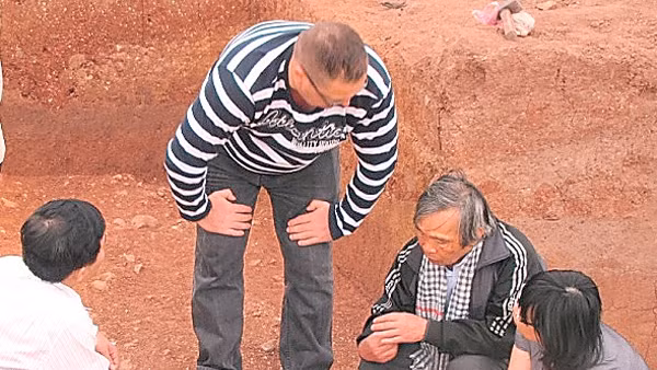 Các nhà khảo cổ học Việt Nam và Nga tại điểm khai quật di tích Rộc Tưng (An Khê).