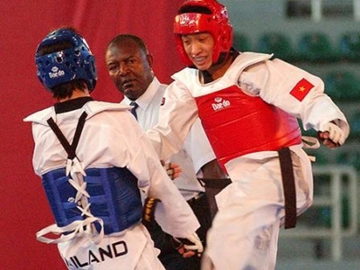 Võ sĩ Lê Huỳnh Châu (bên phải) đoạt HCV tê-cuôn-đô hạng 63 kg nam.