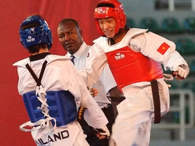 Võ sĩ Lê Huỳnh Châu (bên phải) đoạt HCV tê-cuôn-đô hạng 63 kg nam.