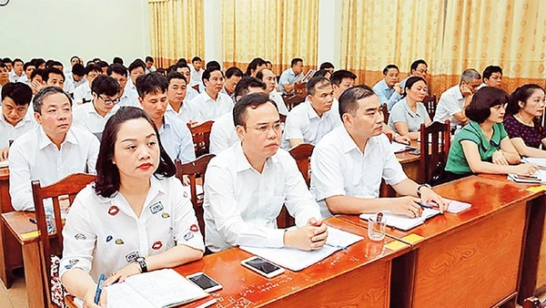 Một giờ lên lớp của học viên lớp đào tạo cán bộ nguồn quy hoạch Ban Chấp hành Ðảng bộ TP Hà Nội nhiệm kỳ 2020 - 2025. Ảnh: Thái Hiền