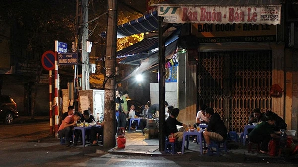 Quán phở gánh tại ngã tư Hàng Đường - Hàng Chiếu khá nổi tiếng từ nhiều năm nay.