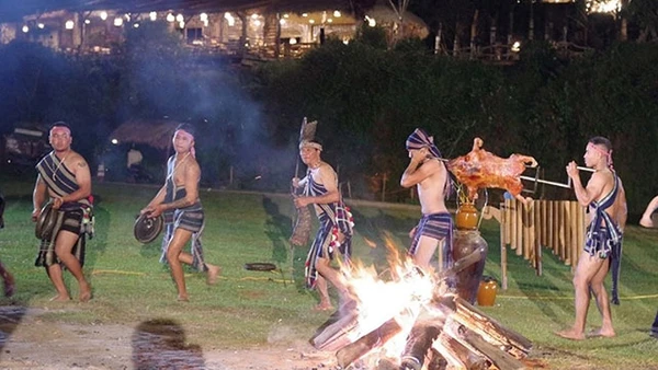 Lửa trại ở bản Cù Lần.