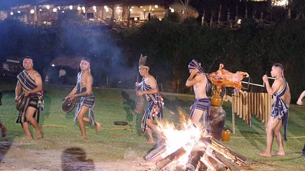 Lửa trại ở bản Cù Lần.