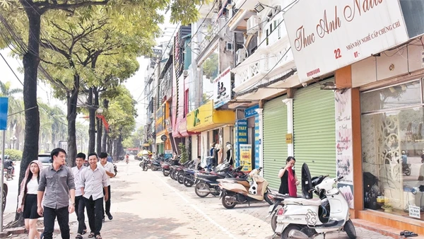 Các cửa hàng kinh doanh để xe đúng nơi quy định, không lấn chiếm vỉa hè trên phố Lê Quang Đạo. Ảnh: MINH HÀ