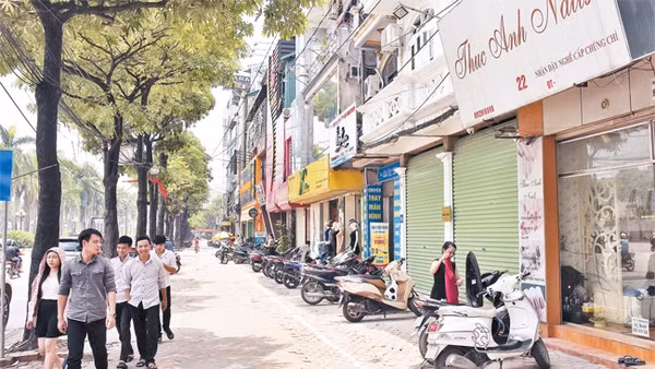 Các cửa hàng kinh doanh để xe đúng nơi quy định, không lấn chiếm vỉa hè trên phố Lê Quang Đạo. Ảnh: MINH HÀ