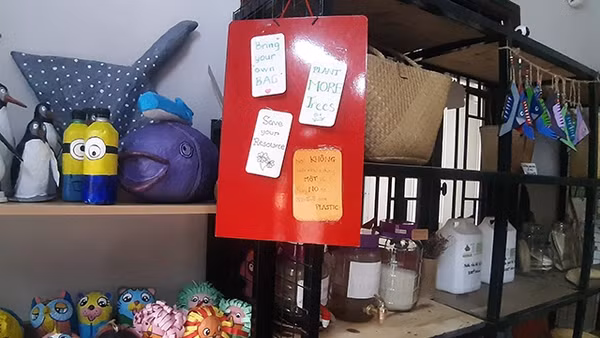 Trong 25 m2 nhỏ bé ấy, có tất cả những vật dụng cần thiết được chế tạo thân thiện với môi trường.