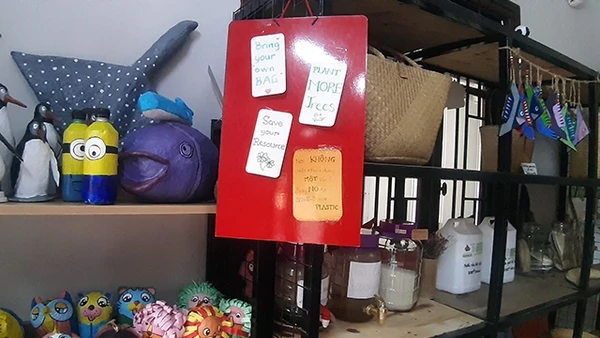 Trong 25 m2 nhỏ bé ấy, có tất cả những vật dụng cần thiết được chế tạo thân thiện với môi trường.