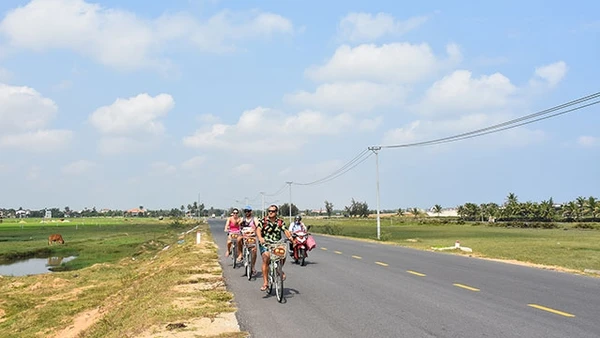 Người nước ngoài thích đạp xe, ngắm cánh đồng.