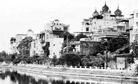 Kiểu kiến trúc lai căng, chắp vá xuất hiện khá phổ biến ở các làng quê ngày nay.