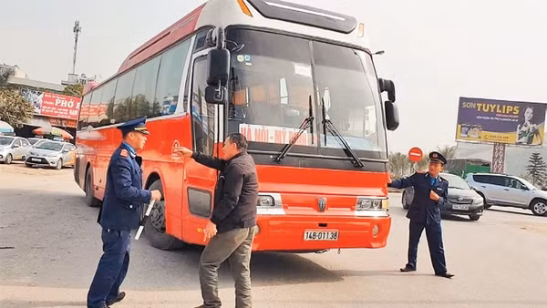 Tài xế xe “dù” đón trả khách sai quy định còn chống đối lực lượng thanh tra giao thông tại Quảng Ninh. Ảnh | HỮU TUẤN