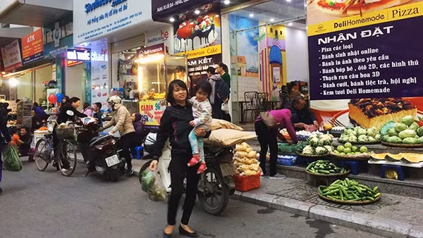 Hàng quán bủa vây chung cư khiến cuộc sống nơi đây có phần ngột ngạt.