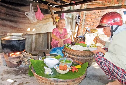 Kiểu ngồi ăn mì đậm chất Quảng.