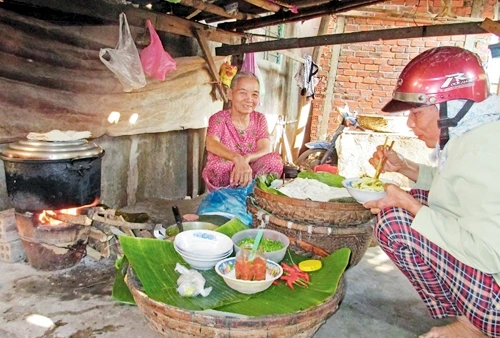 Kiểu ngồi ăn mì đậm chất Quảng.