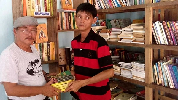 Anh Ninh (bên phải) luôn nhiệt huyết truyền đi cảm hứng về văn hóa đọc đến với cộng đồng.