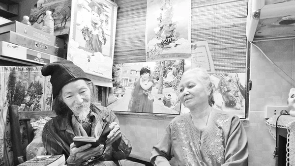 Trong căn nhà nhỏ, ông miệt mài với sách vở, còn bà thì lấy việc được chăm sóc ông làm niềm vui.