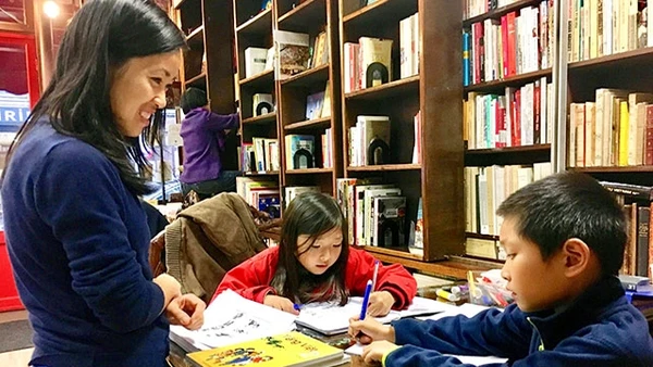 Giờ học tiếng Việt với cô Liên Hương.