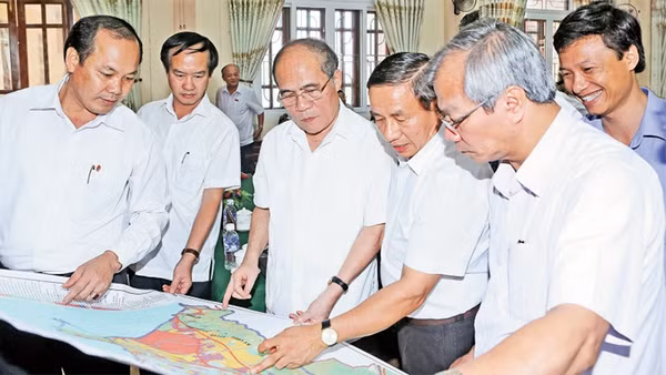 Chủ tịch QH Nguyễn Sinh Hùng tiếp xúc cử tri Hà Tĩnh, xem sơ đồ quy hoạch thị xã Kỳ Anh.Ảnh: Nhan sáng (TTXVN)