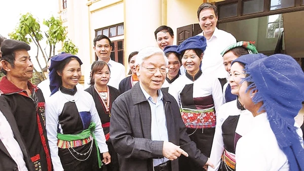 Tổng Bí thư Nguyễn Phú Trọng với cán bộ, nhân dân xã Võ Miêu, huyện Thanh Sơn, tỉnh Phú Thọ.             Ảnh: TRÍ DŨNG (TTXVN)