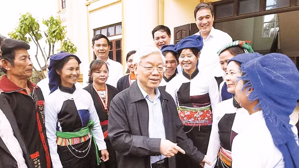 Tổng Bí thư Nguyễn Phú Trọng với cán bộ, nhân dân xã Võ Miêu, huyện Thanh Sơn, tỉnh Phú Thọ.             Ảnh: TRÍ DŨNG (TTXVN)