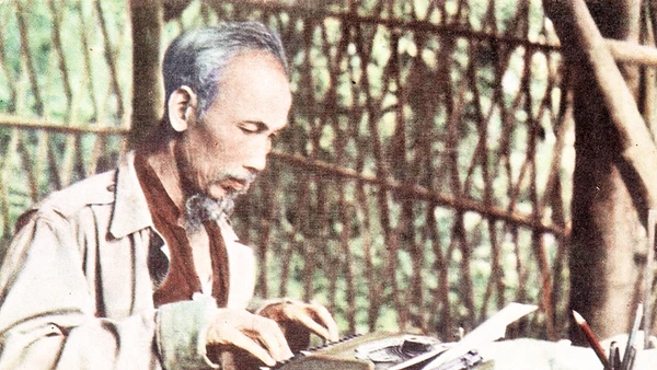 Chủ tịch Hồ Chí Minh tự đánh máy bản thảo tại chiến khu Việt Bắc. Ảnh tư liệu