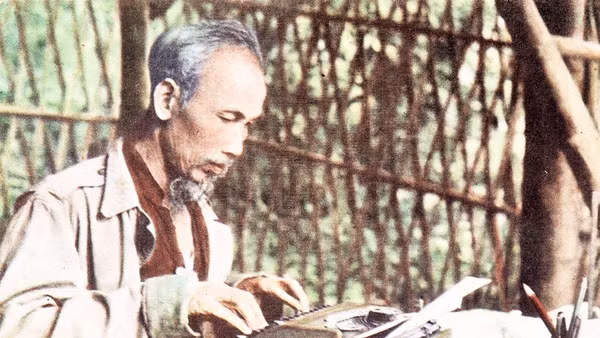 Chủ tịch Hồ Chí Minh tự đánh máy bản thảo tại chiến khu Việt Bắc. Ảnh tư liệu