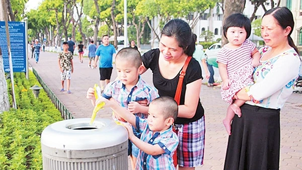 Bỏ rác đúng chỗ tại nơi công cộng là thể hiện nét đẹp văn hóa của người Hà Nội. Ảnh: Anh Tuấn