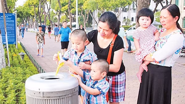 Bỏ rác đúng chỗ tại nơi công cộng là thể hiện nét đẹp văn hóa của người Hà Nội. Ảnh: Anh Tuấn