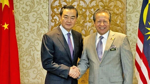 Ngoại trưởng Ma-lai-xi-a M.A-man (phải) và Ngoại trưởng Trung Quốc Vương Nghị. (Ảnh: AFP/ TTXVN)