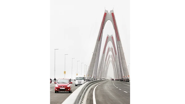 Cầu Nhật Tân nối Cảng Hàng không quốc tế Nội Bài là “cửa ngõ” của Hà Nội và cả nước. Ảnh: QUÂN ANH