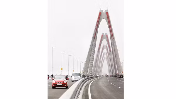 Cầu Nhật Tân nối Cảng Hàng không quốc tế Nội Bài là “cửa ngõ” của Hà Nội và cả nước. Ảnh: QUÂN ANH