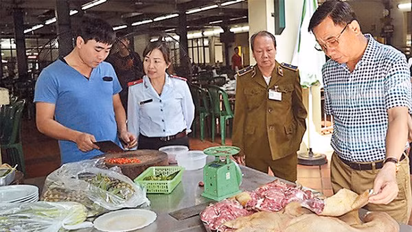 Lực lượng chức năng kiểm tra tại một cơ sở kinh doanh dịch vụ ăn uống trên địa bàn quận Thanh Xuân. Ảnh: HƯƠNG GIANG