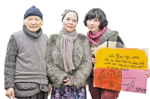 Nhà báo Phan Thanh Phong - Trưởng ban Nhân Dân hằng tháng tặng quà thăm hỏi sức khỏe vợ chồng danh họa Nguyễn Tư Nghiêm và vinh dự nhận từ tay ông bức tranh con giáp mới nhất danh họa vẽ tặng ấn phẩm 