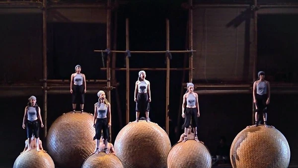 À Ố Show, một thể loại xiếc kiêm vũ đạo và nghệ thuật tạo hình ảnh, được đặt hàng công diễn dài hạn ở châu Âu.