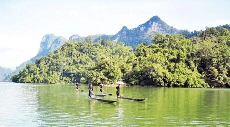 Du thuyền độc mộc trên hồ Ba Bể.