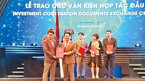 Trong khuôn khổ Hội nghị tổng kết 30 năm thu hút đầu tư nước ngoài (FDI) tại Việt Nam, Chủ tịch UBND tỉnh Hà Tĩnh Đặng Quốc Khánh đã trao giấy chứng nhận đầu tư cho các nhà đầu tư nước ngoài vào Hà Tĩ