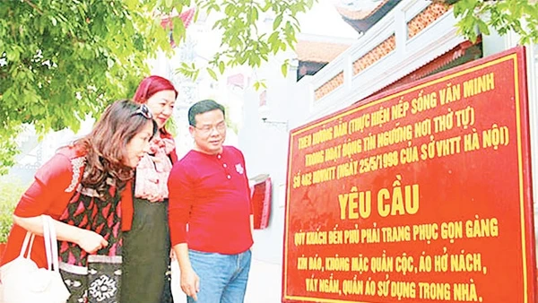 Quy định về thực hiện nếp sống văn minh nơi thờ tự tại phủ Tây Hồ. Ảnh: ANH TUẤN