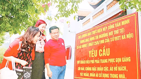 Quy định về thực hiện nếp sống văn minh nơi thờ tự tại phủ Tây Hồ. Ảnh: ANH TUẤN