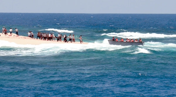 Vượt sóng cập đảo An Bang trong những ngày biển động. Ảnh: Đăng Khoa