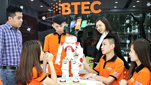 Tính mở và linh hoạt cùng vai trò quan trọng của công nghệ thông tin - truyền thông và trí tuệ nhân tạo (AI) là hai đặc điểm cơ bản của giáo dục 4.0. Trong ảnh: Sinh viên BTEC FPT nghiên cứu về lập tr