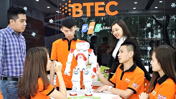 Tính mở và linh hoạt cùng vai trò quan trọng của công nghệ thông tin - truyền thông và trí tuệ nhân tạo (AI) là hai đặc điểm cơ bản của giáo dục 4.0. Trong ảnh: Sinh viên BTEC FPT nghiên cứu về lập tr
