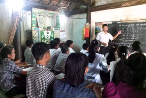 Mái nhà thắp lên ngọn lửa hiếu học cho các em. Ảnh: BÙI THỌ