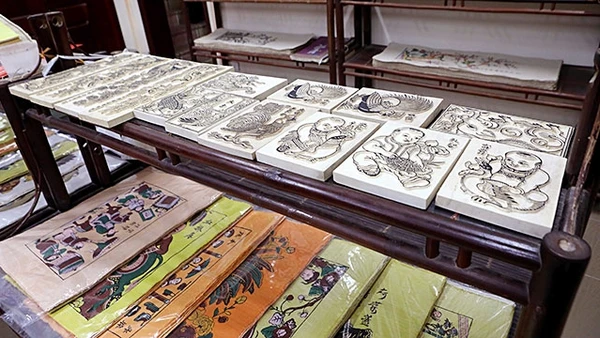 Khuôn tranh Đông Hồ khắc dương bản, món lưu niệm được nhiều du khách đặt mua.