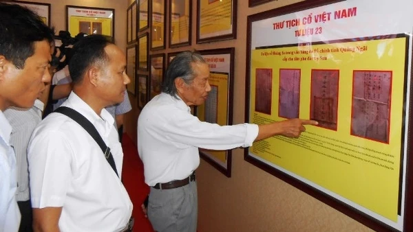 Cán bộ và nhân dân TP Đồng Hới có mặt tại triển lãm.