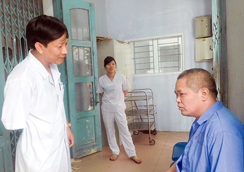 Bác sĩ Nguyễn Chí Thành đang trò chuyện với bệnh nhân. 