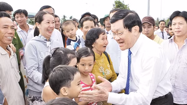 Chủ tịch nước Trương Tấn Sang thăm hỏi nhân dân và các cháu thiếu nhi huyện Cù Lao Dung (Bến Tre).   Ảnh: NGUYỄN KHANG - TTXVN