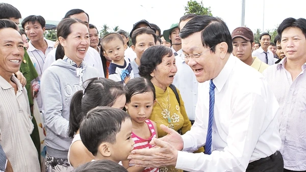 Chủ tịch nước Trương Tấn Sang thăm hỏi nhân dân và các cháu thiếu nhi huyện Cù Lao Dung (Bến Tre).   Ảnh: NGUYỄN KHANG - TTXVN
