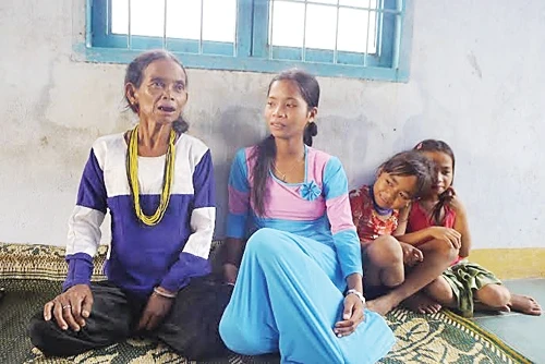 Bà Katơr Thị Sính và cô cháu gái hát sử thi. 