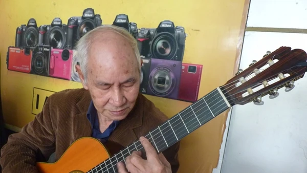 Bao năm trời, tiếng đàn vẫn chẳng chịu già đi…