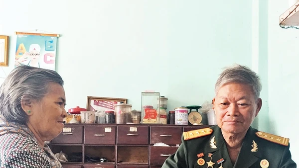 Thương binh hạng 4/4, lương y Huỳnh Thanh Tấn thường xuyên khám bệnh, bốc thuốc miễn phí cho người nghèo.